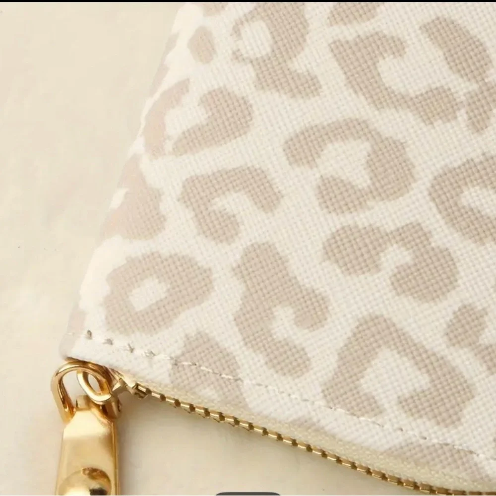 ⭐️Cream and Tan Leopard Print Wallet with Gold Zipper - Picture 3 of 4